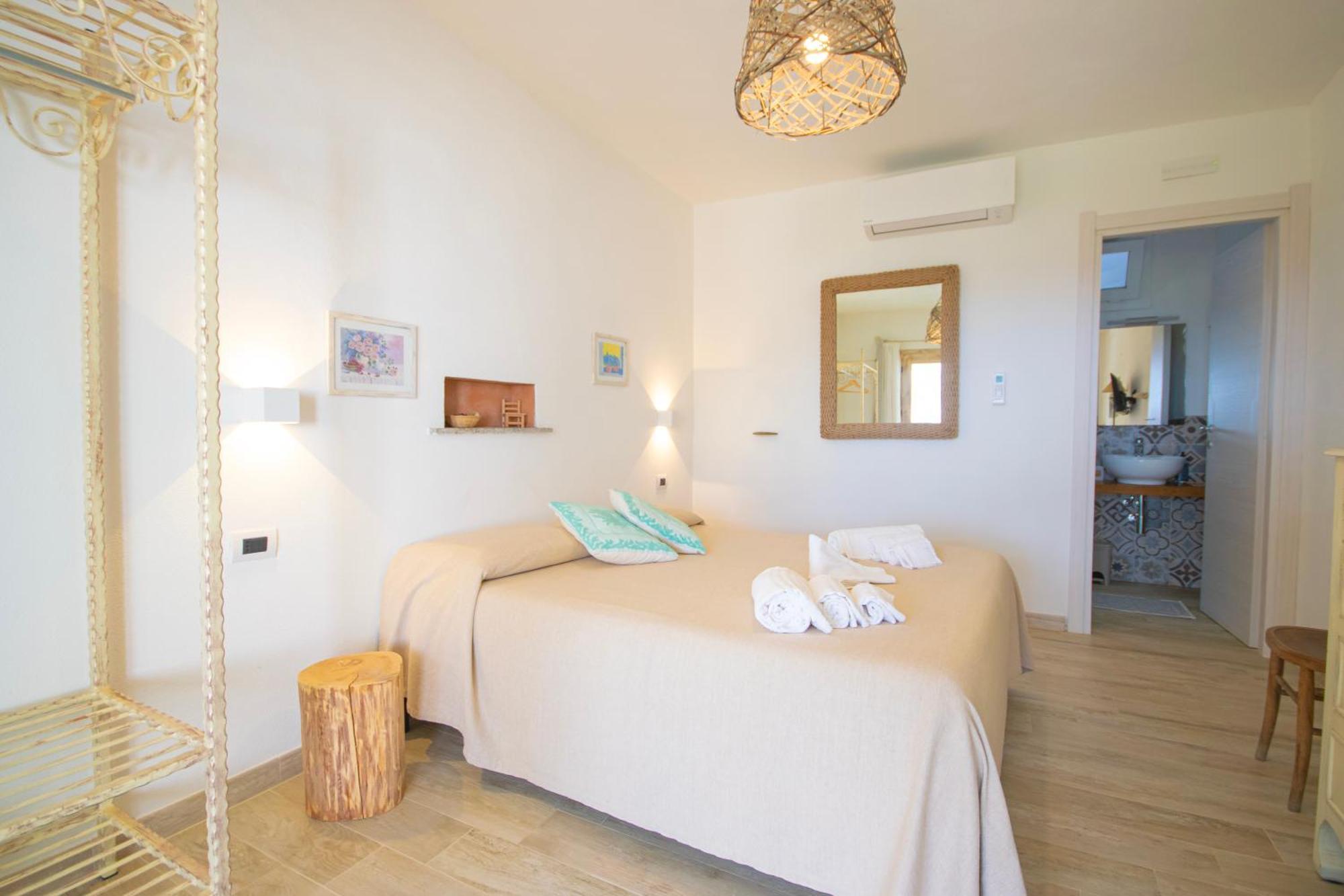 Hotel Essenza Di Mirto La Caletta Habitación foto