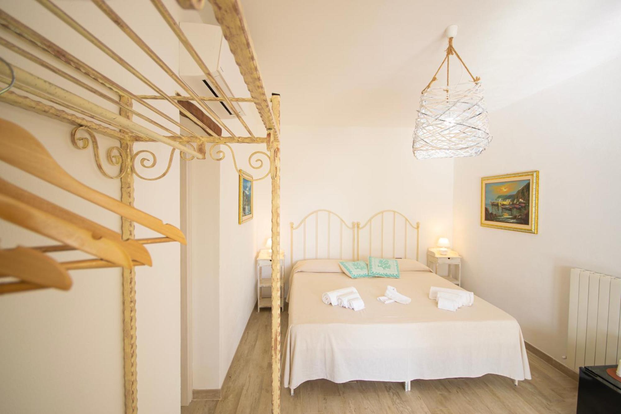 Hotel Essenza Di Mirto La Caletta Habitación foto