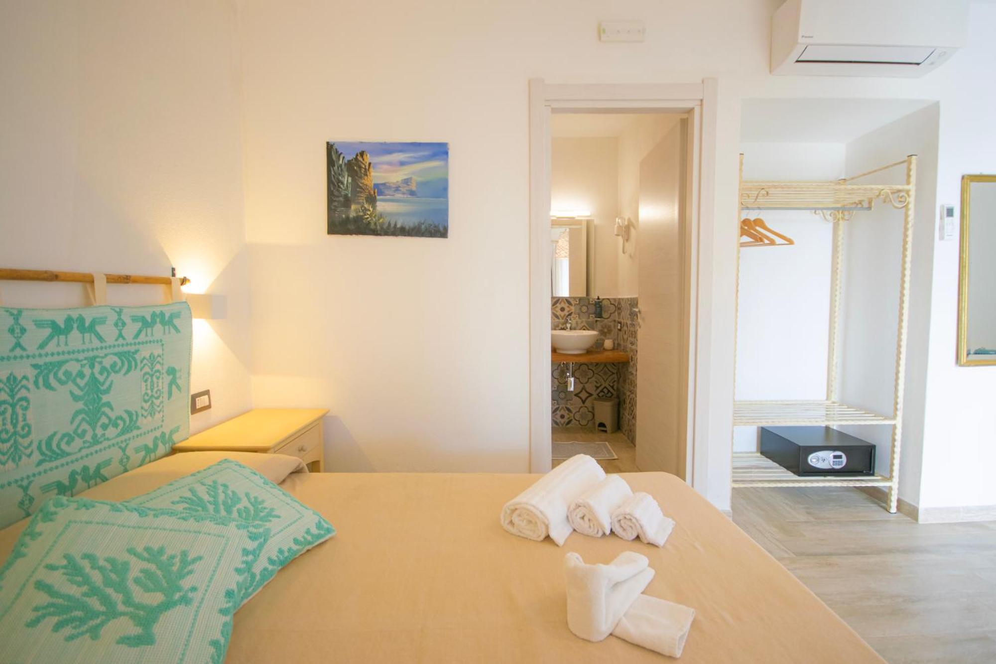 Hotel Essenza Di Mirto La Caletta Habitación foto