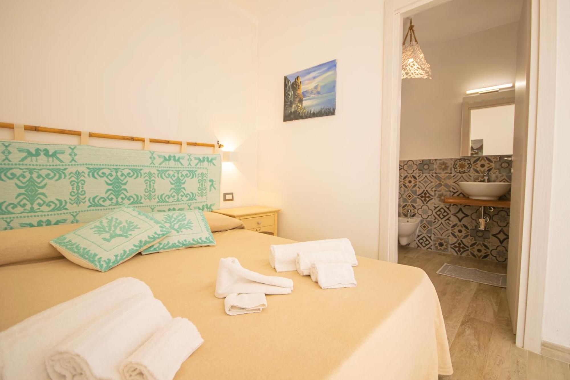 Hotel Essenza Di Mirto La Caletta Habitación foto